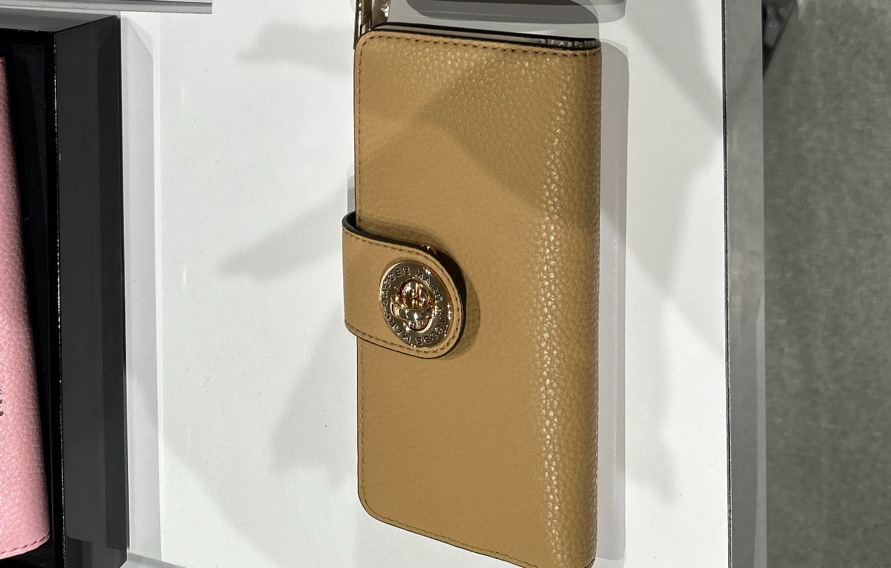 Marc Jacobs Slim Bifold Wallet - twist lock